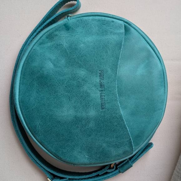 Portland Leather Reef Large Circle Crossbody Bag - Picture 2 of 4